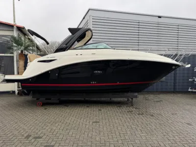 motorboot op bok naast loods