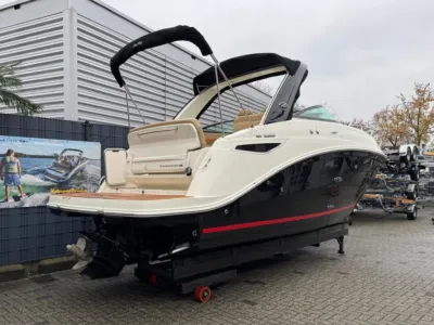 motorboot op land bij jachthaven