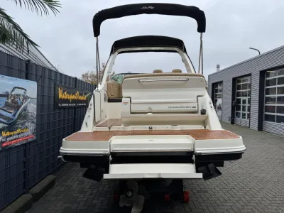 achterzijde van boot op parkeerplaats