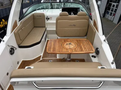 interieur met zitgedeelte en houten tafel