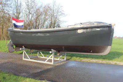 boot op land op bok met Nederlandse vlag