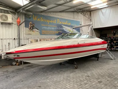 Rood-witte speedboot in binnenhal