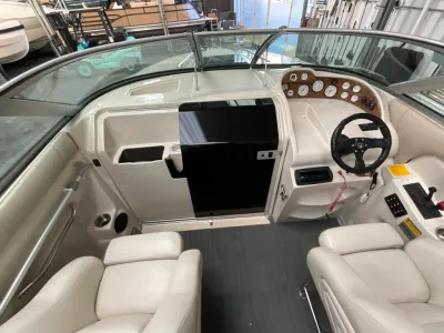 kuip van boot met stuur en zitplaatsen