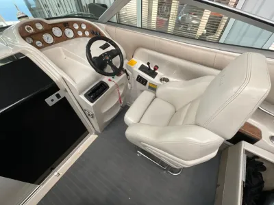 bestuurdersstoel en stuurconsole van boot