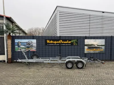boottrailer geparkeerd voor bedrijfsgebouw