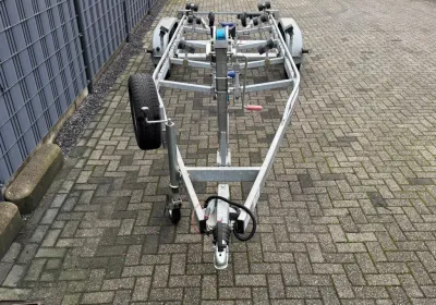 boottrailer gezien vanaf de dissel op bestrating