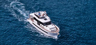 motorjacht op open zee vanuit luchtfoto