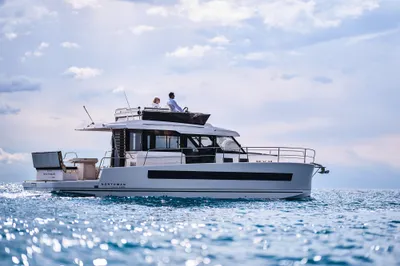 motorjacht met flybridge op open zee