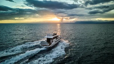 motorjacht op zee bij zonsondergang