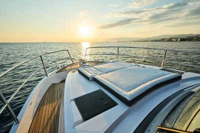 voordek van motorjacht met zonsondergang