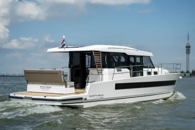 motorjacht op open water met achterdek