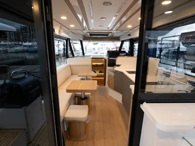 Interieur van jachtsalon met keuken en zitbank