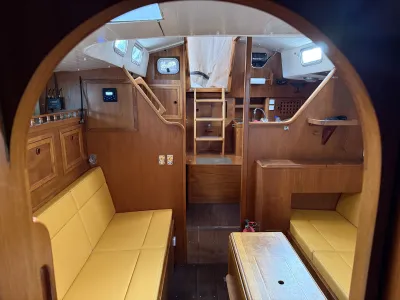 interieur van zeiljacht met zitbanken en trap