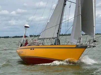 zeiljacht varend op open water
