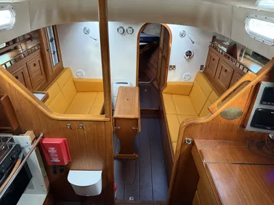 Interieur salon met gele zitbanken