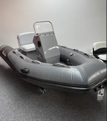 grijze opblaasbare RIB in showroom