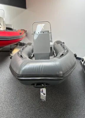grijze opblaasbare RIB in showroom