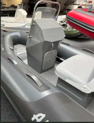 grijze rib-boot interieur in showroom