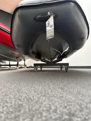 onderzijde van een RIB-boot in showroom