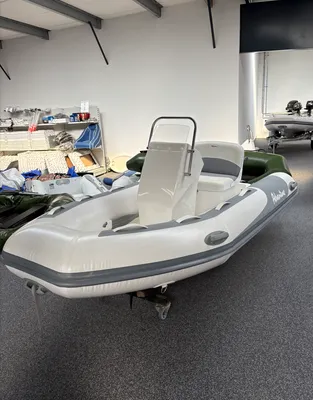 opblaasbare RIB-boot in binnenruimte