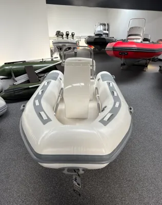 opblaasbare rib in showroom