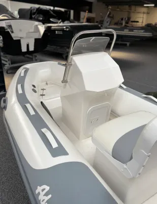 interieur van een opblaasbare RIB in showroom