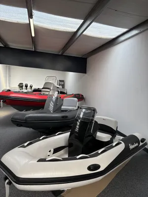 drie RIB-bootjes in binnenruimte