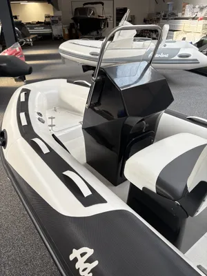 RIB-console en voorkant in showroom