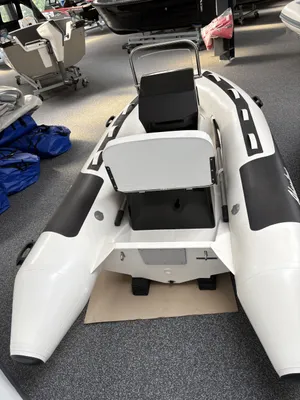 witte opblaasbare RIB in showroom