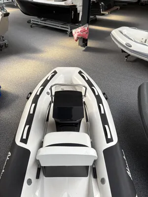 witte rib-boot in showroom