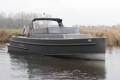 grijze cabincruiser op rustig water