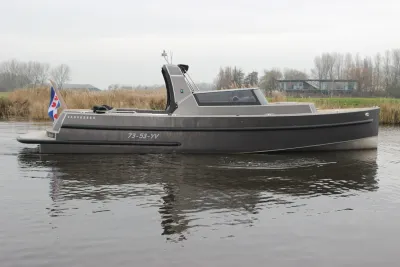 grijze aluminium cabin cruiser op water