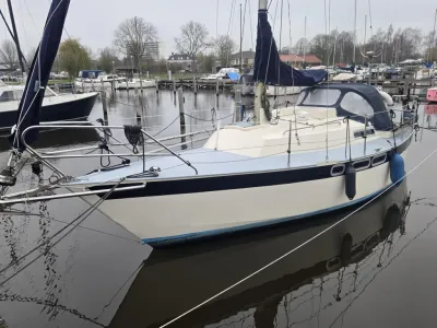 Zeilboot aangemeerd in jachthaven