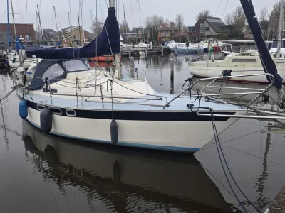 zeilboot afgemeerd in jachthaven