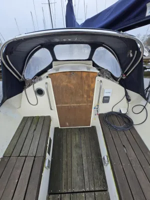 cockpit van zeilboot met houten vloer