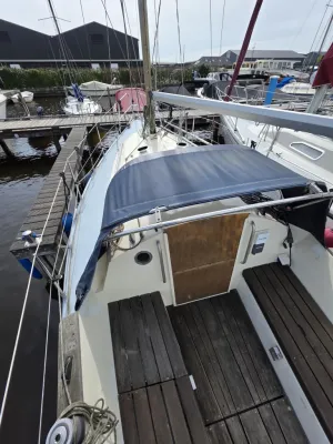 voorzijde en kuip van zeilboot in haven