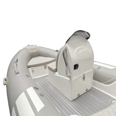 gedeelte van een RIB-console en kuip