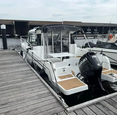 motorboot afgemeerd in jachthaven
