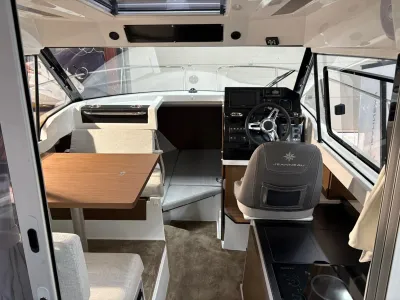 interieur van motorboot met stuur en zithoek
