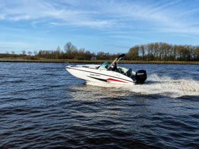 open boot vaart over rivier