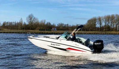 open boot vaart over rivier