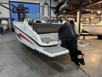 consoleboot in showroom met buitenboordmotor