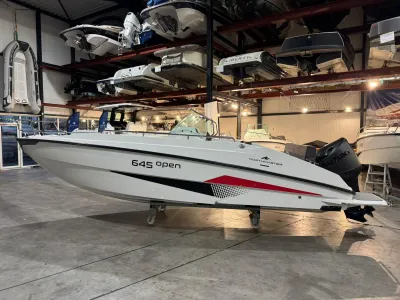 witte open sportboot in hal