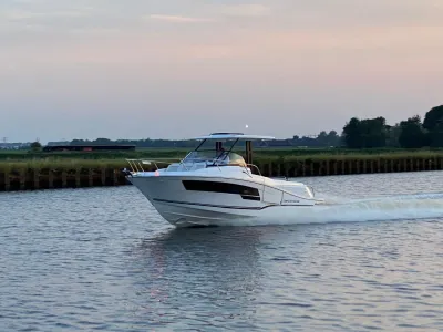 motorjacht op kanaal bij schemering