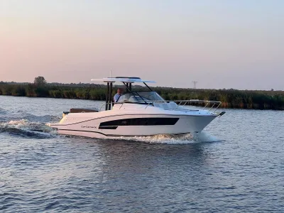 motorboot varend op water bij avondlicht