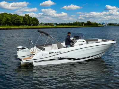 motorboot op open water met bestuurder