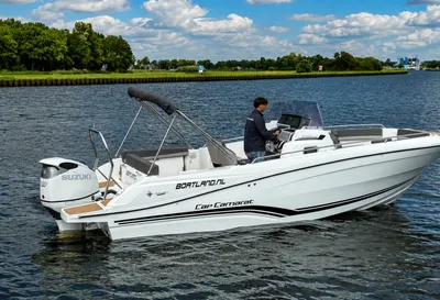 motorboot op open water met bestuurder