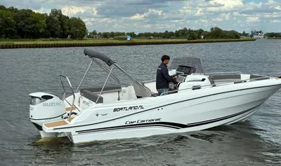 boot met console op water onder bewolkte lucht