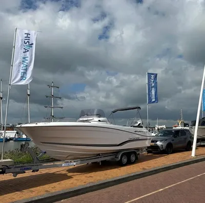 boot op trailer bij kade onder bewolkte lucht