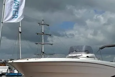 boten op trailers langs de kade